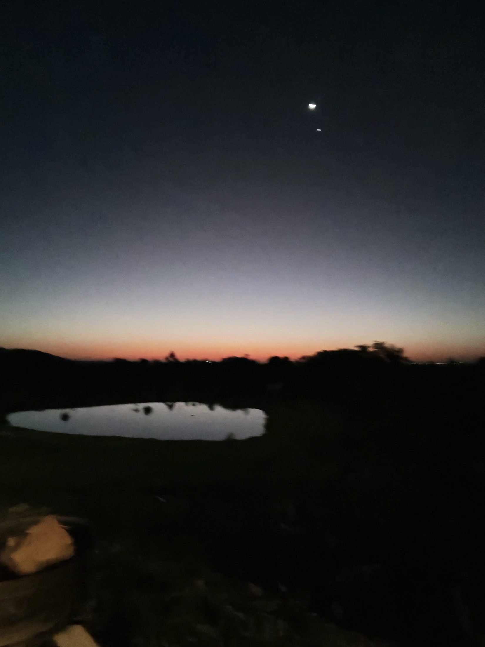 Anoitecer sobre o lago, na Serra Gaúcha