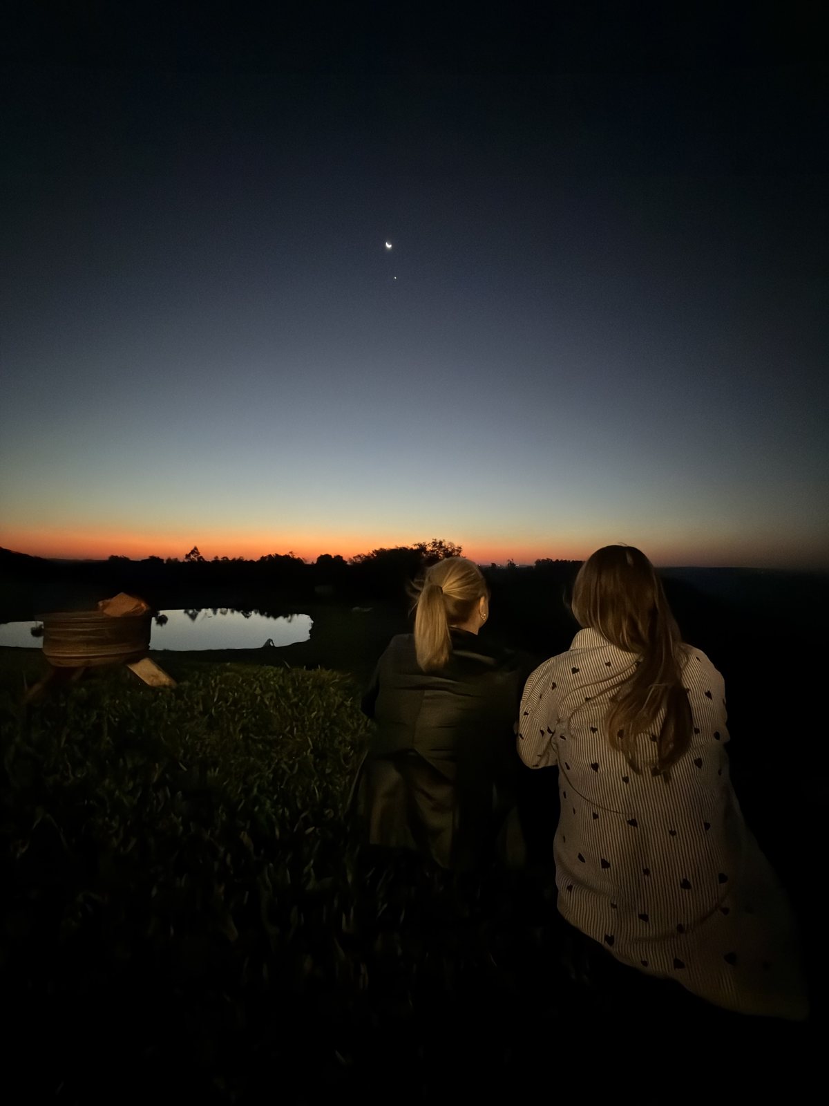 O entardecer sobre o penhasco, com som ambiente